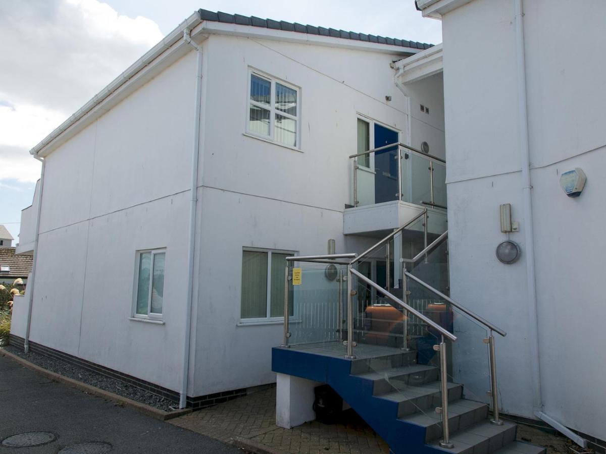 Pass The Keys 2 Bed Sea View Apartment With Balcony Parking Benllech Exterior foto